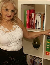 This horny mature housewife loves to play with herself