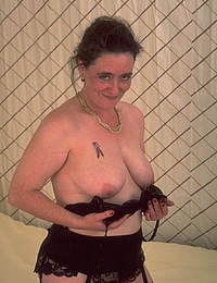 Mature lady showing off her cunt
